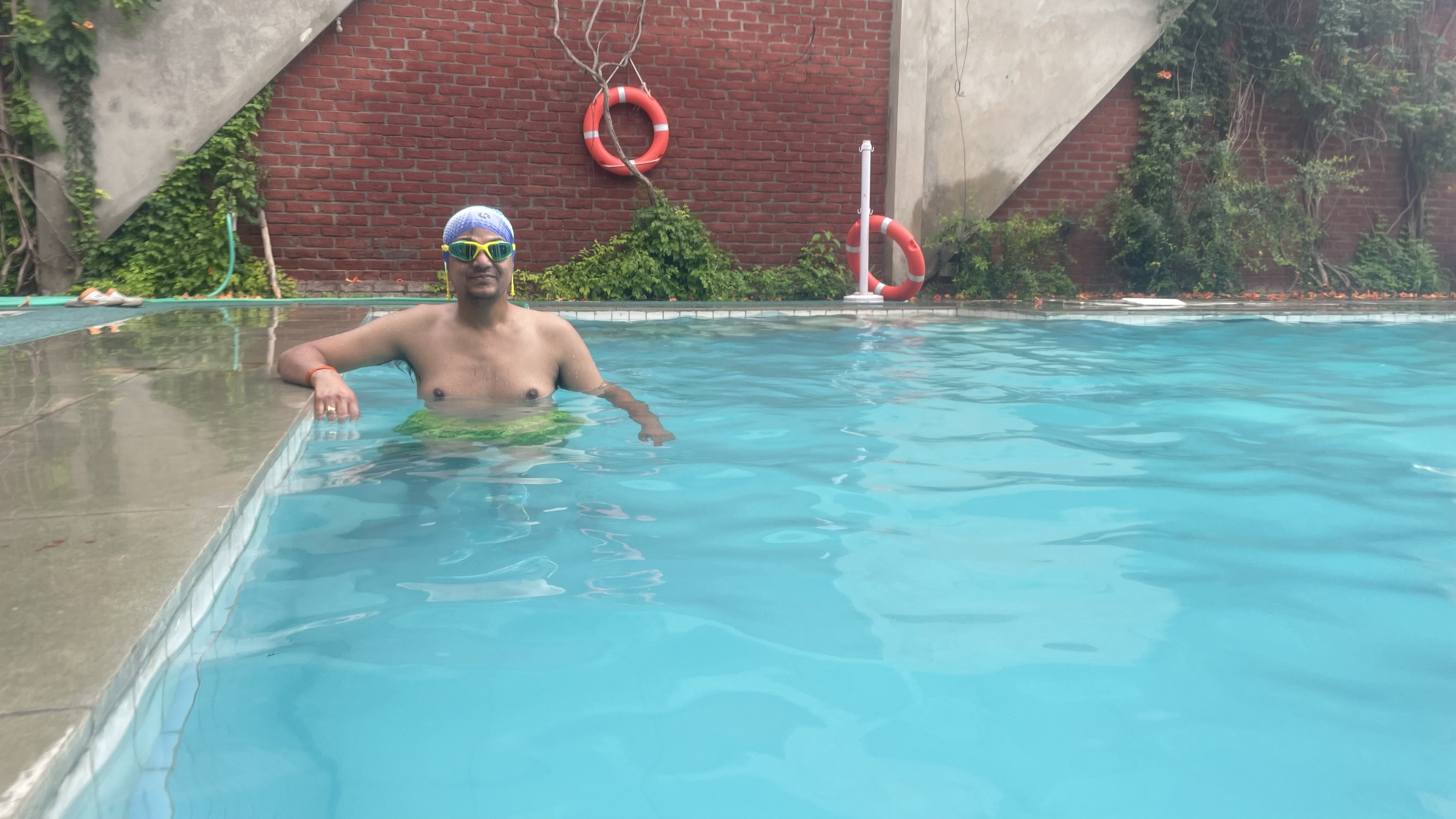 Tri-Color Pool Party — photo 2