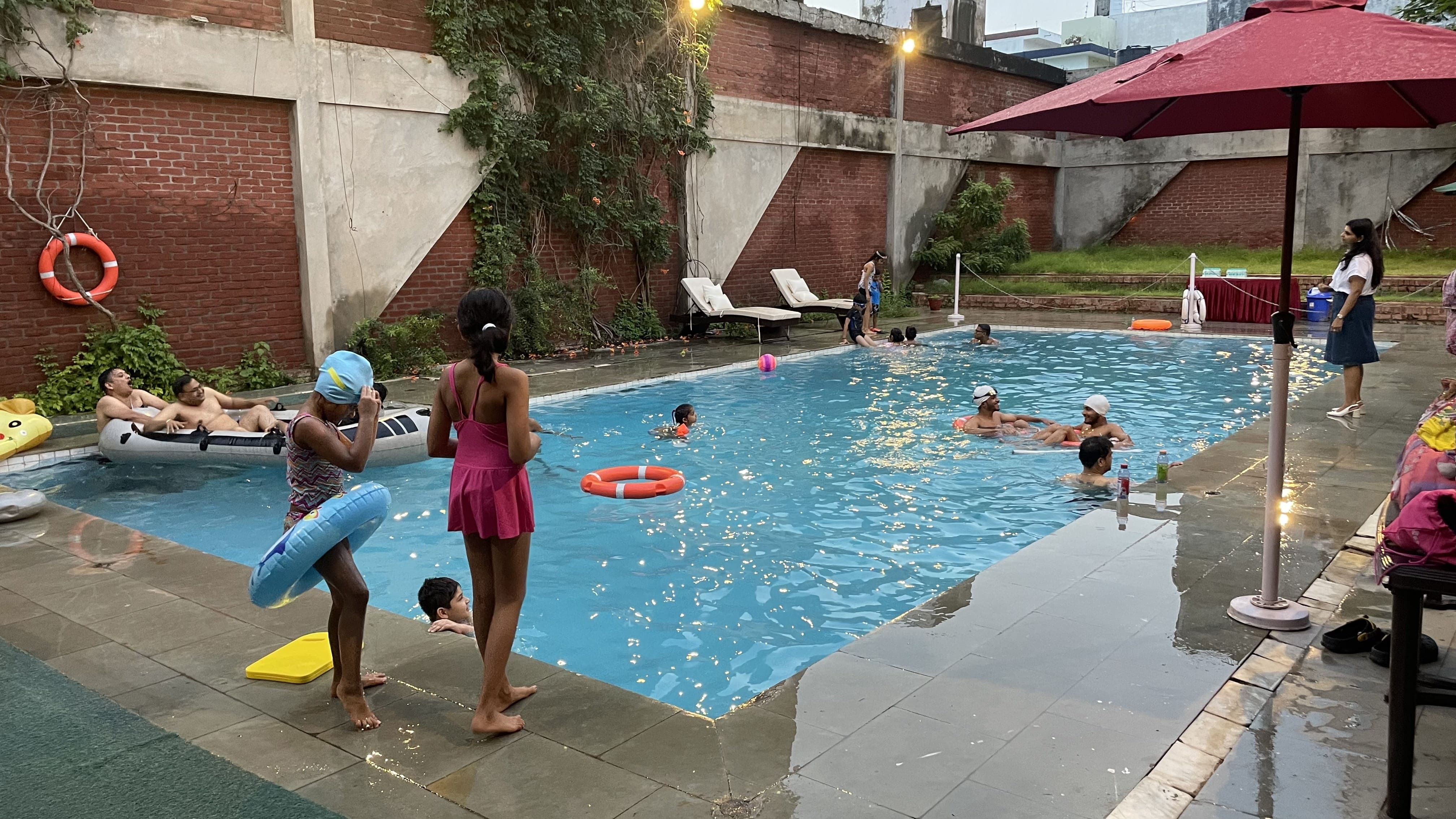 Pool Party Splash — photo 4
